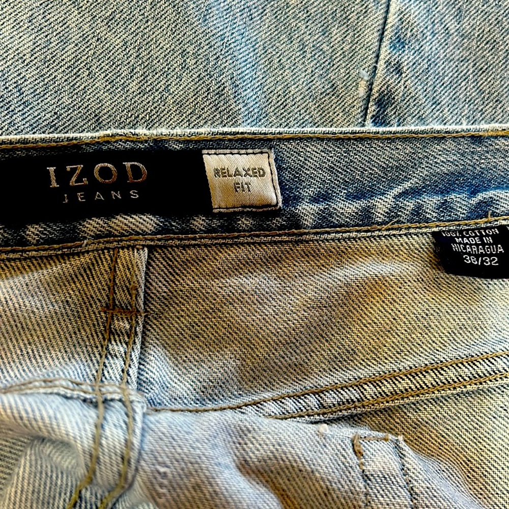 Distressed IZOD men’s jeans. Relaxed fit 36/32.